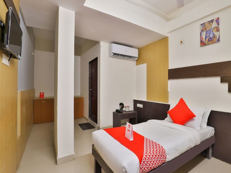 Oyo 14942 Hotel Maple Leaf