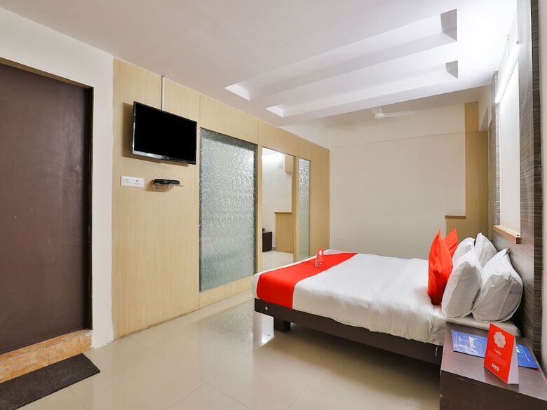 Oyo 14942 Hotel Maple Leaf