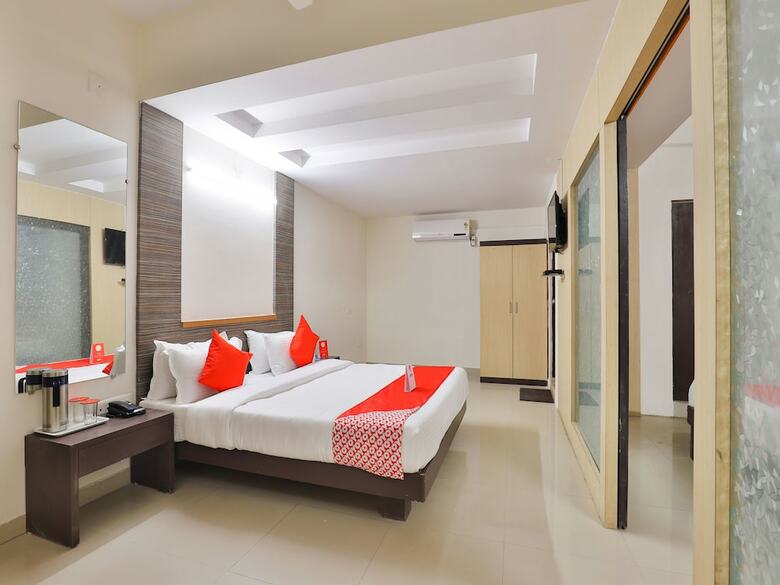 Oyo 14942 Hotel Maple Leaf