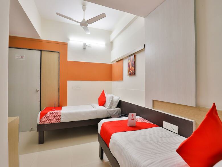 Oyo 14942 Hotel Maple Leaf