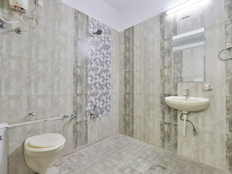 Oyo 14942 Hotel Maple Leaf