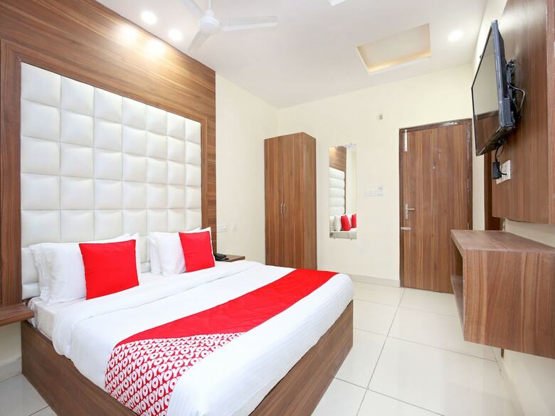 Oyo 15975 Hotel 365