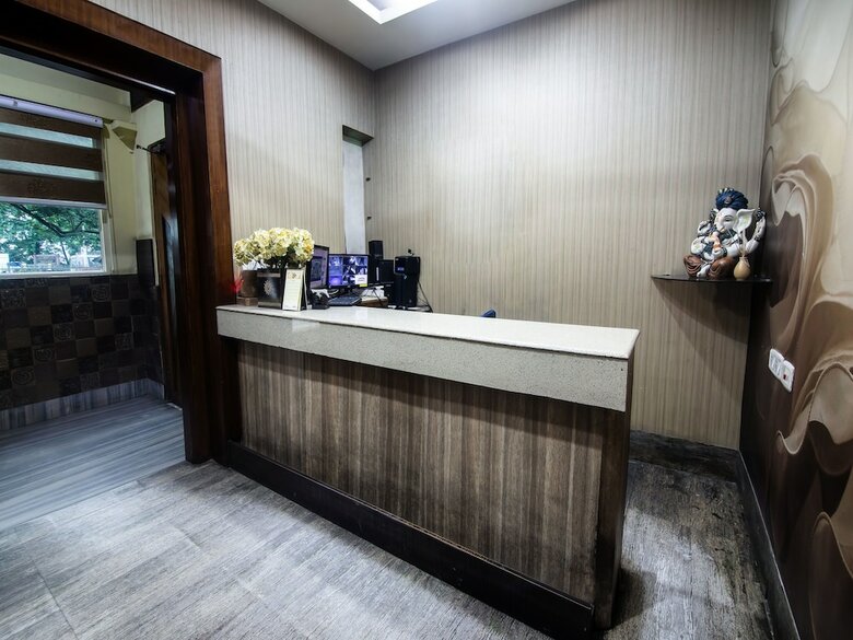 Oyo 14869 Hotel Apollo