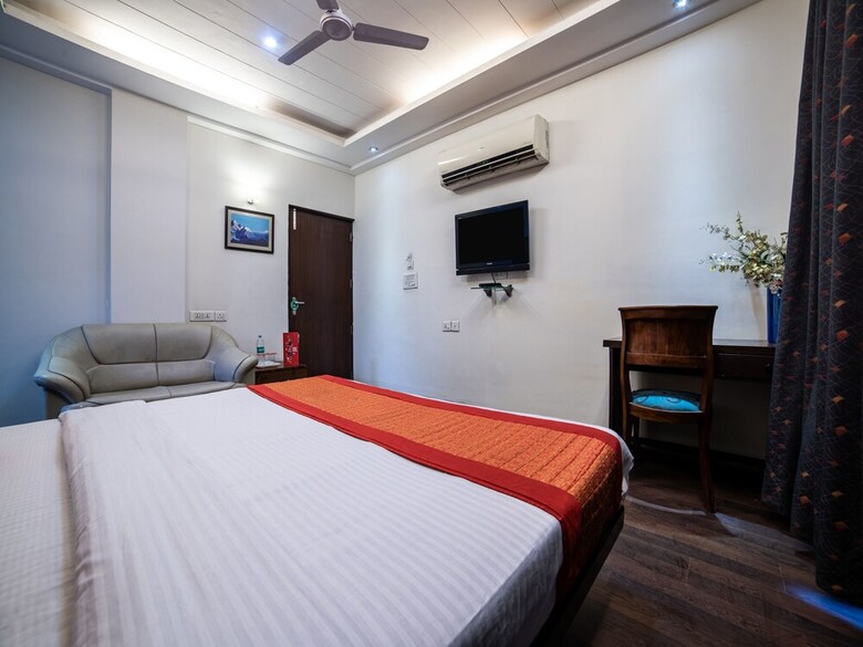 Hotel Oyo 14545 Paamir Residency