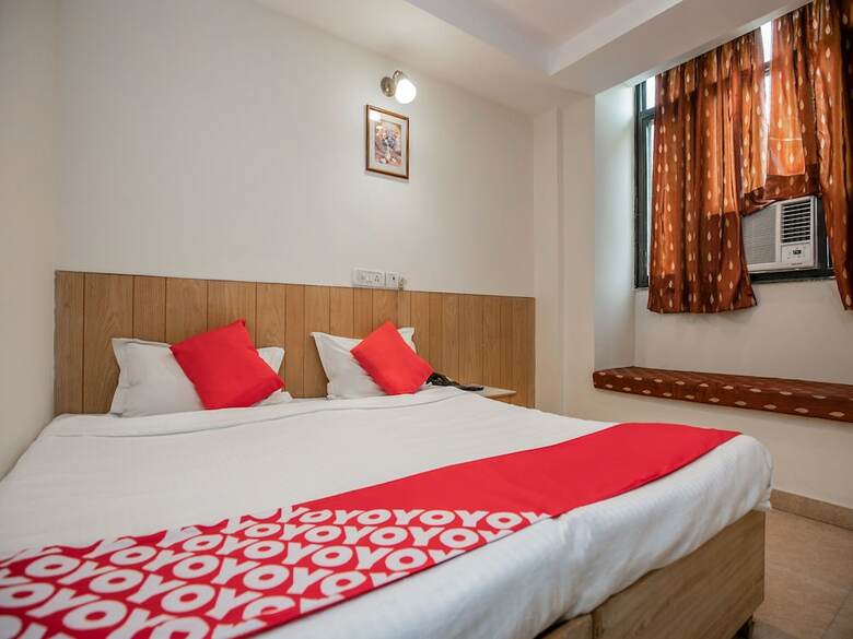 Hotel Oyo Flagship 15411 Pachim Vihar Metro Station