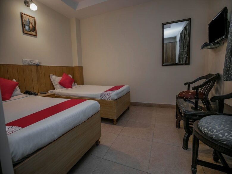 Hotel Oyo Flagship 15411 Pachim Vihar Metro Station
