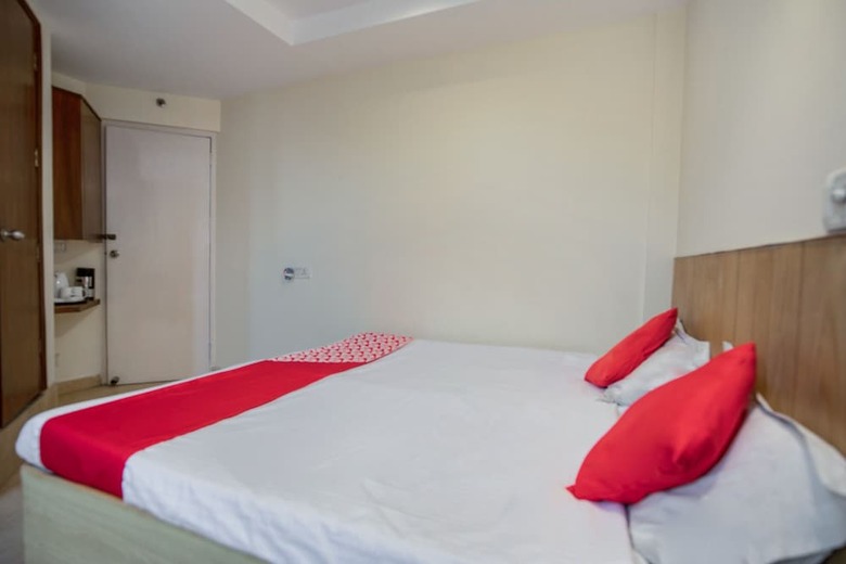 Hotel Oyo Flagship 15411 Pachim Vihar Metro Station