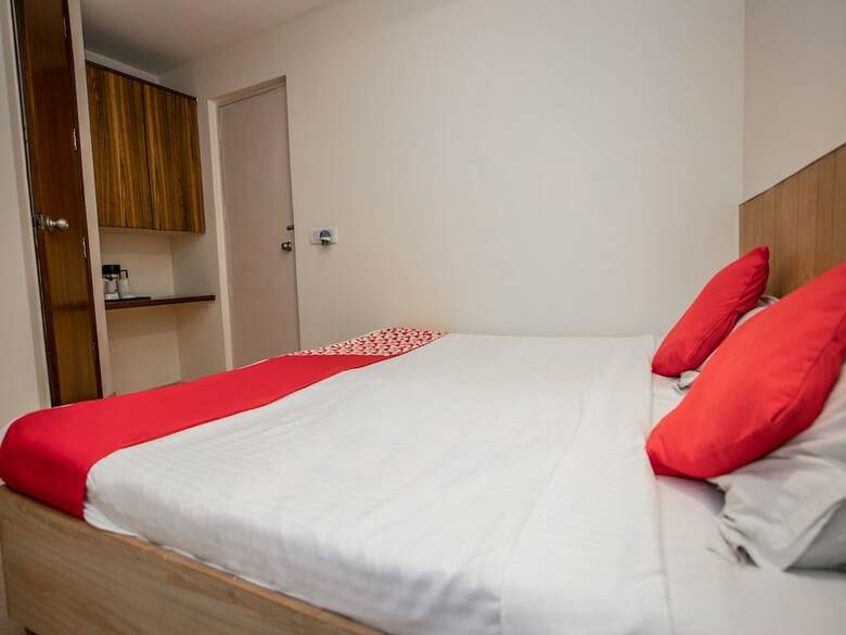Hotel Oyo Flagship 15411 Pachim Vihar Metro Station