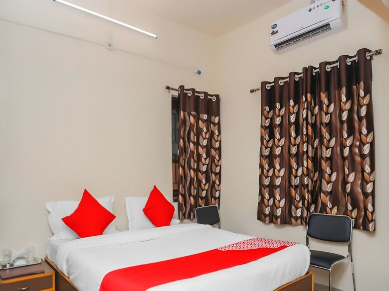 Oyo 15847 Hotel Mathura Lodging