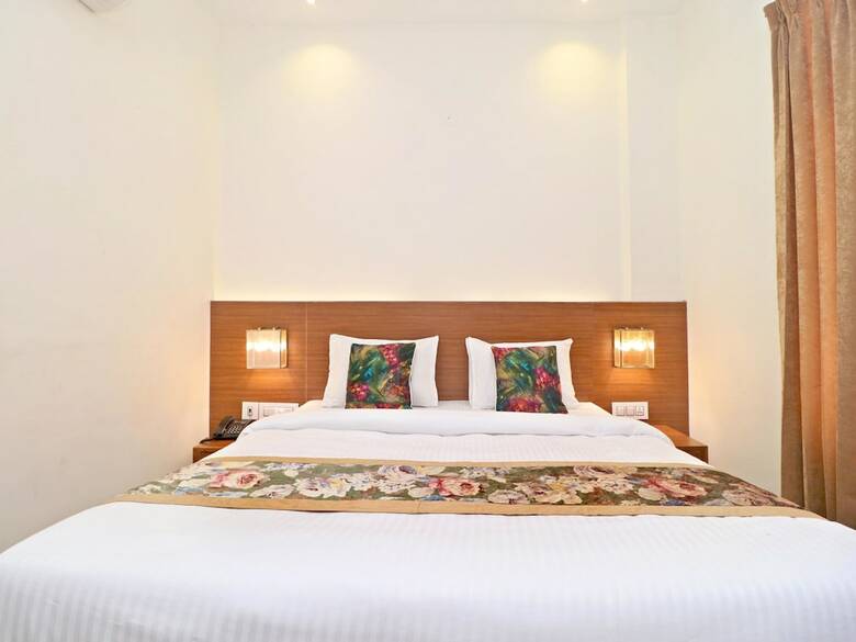 Oyo 16082 Hotel Imperial Corner