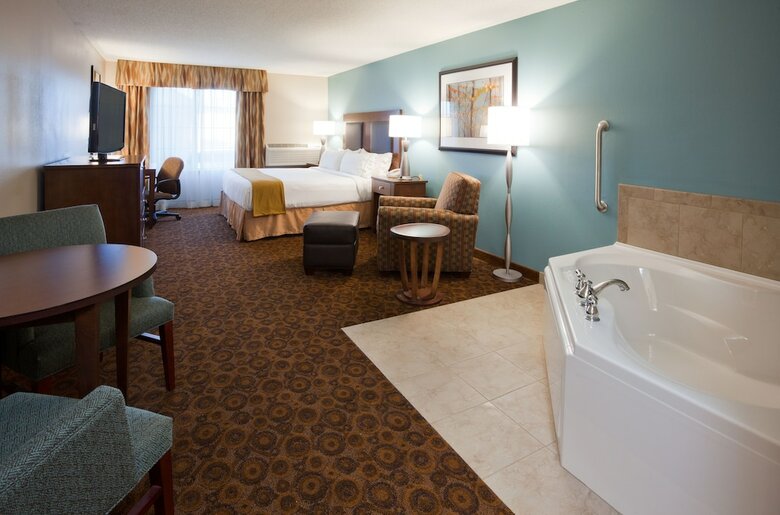 Holiday Inn Express Hotel & Suites St. Cloud