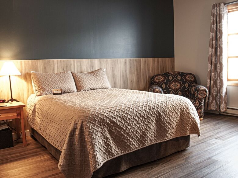 Cabana Glacier House Resort