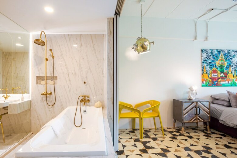 River Art Hotel