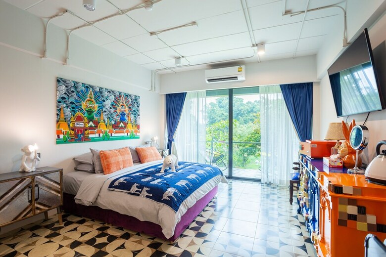 River Art Hotel