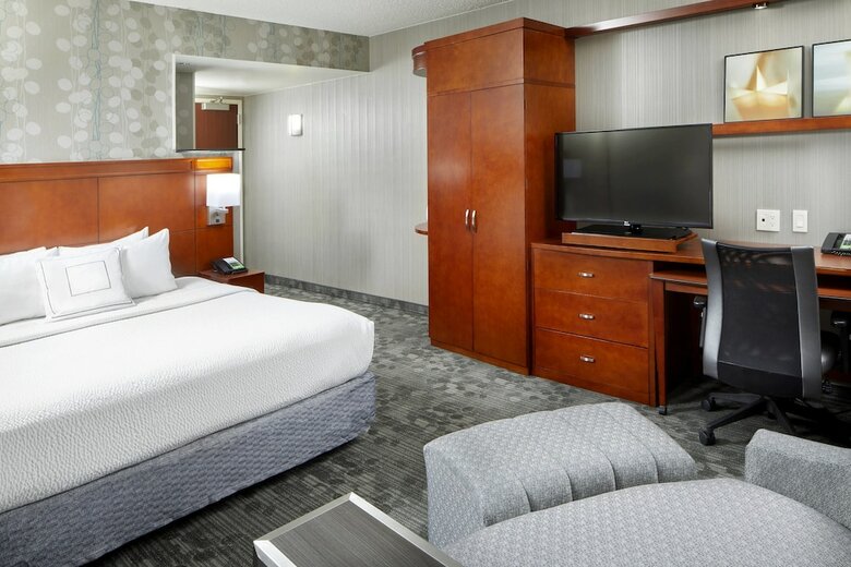 Hotel Courtyard By Marriott San Antonio Six Flags At The Rim
