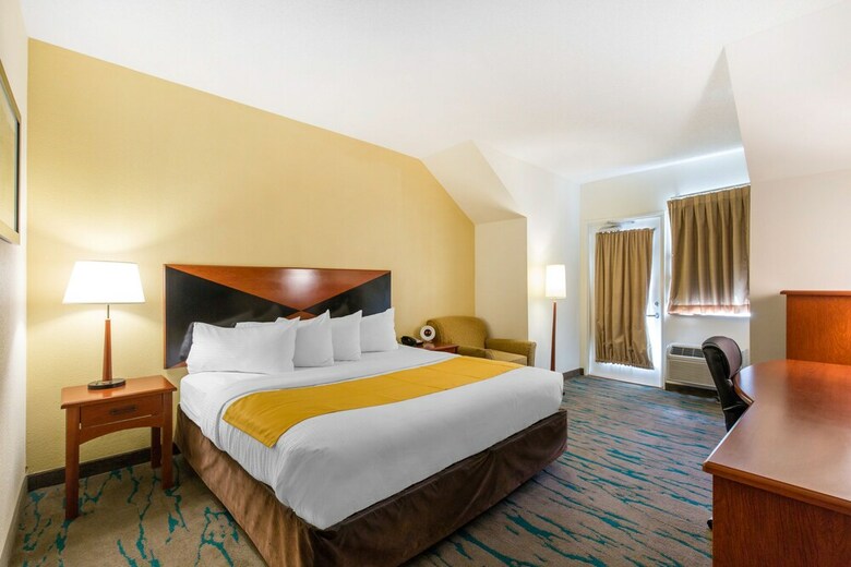 Gateway Hotel & Suites, Ascend Hotel Collection