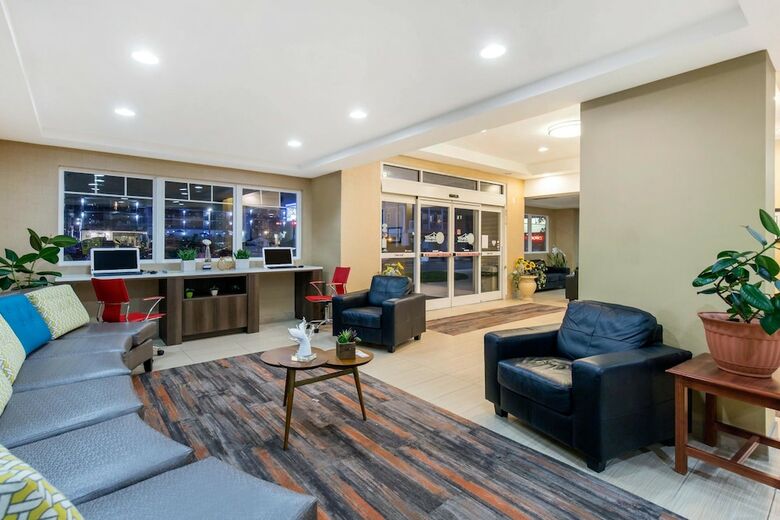 Gateway Hotel & Suites, Ascend Hotel Collection