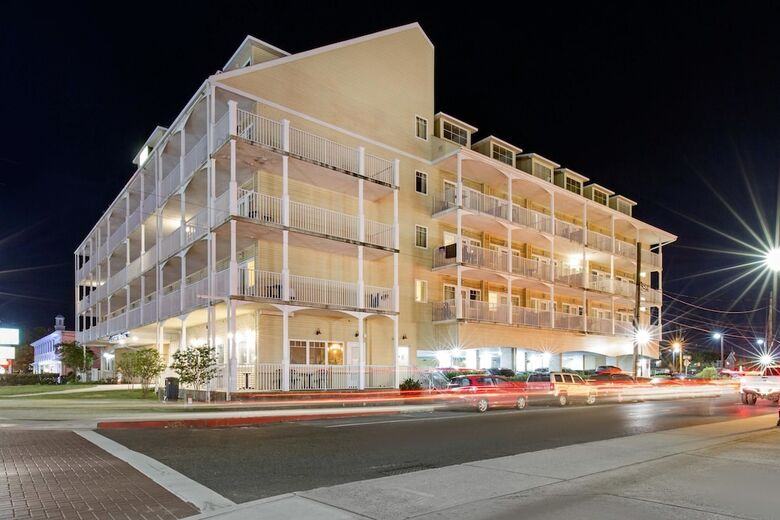 Gateway Hotel & Suites, Ascend Hotel Collection