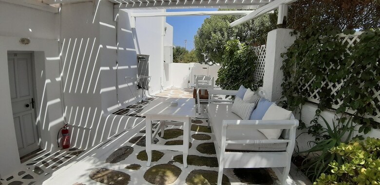 Zefi Hotel & Suites