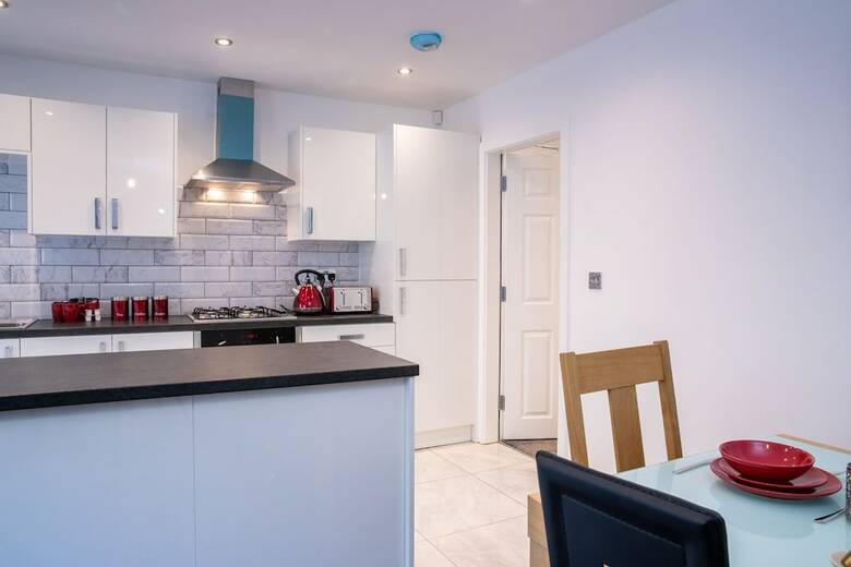 Fantastic Bradford Townhouse 6 Bedrooms