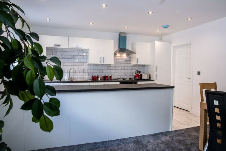 Fantastic Bradford Townhouse 6 Bedrooms
