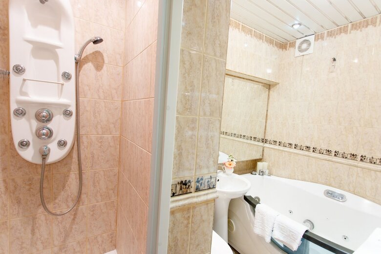Hotel Royal Suite Near Lake