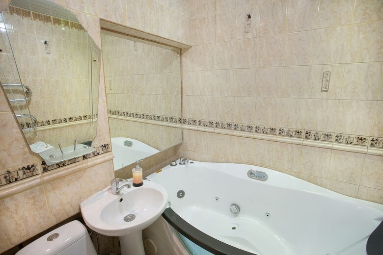 Hotel Royal Suite Near Lake