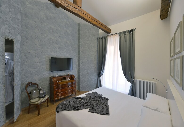 Al Cappello Rosso Suite Apartments