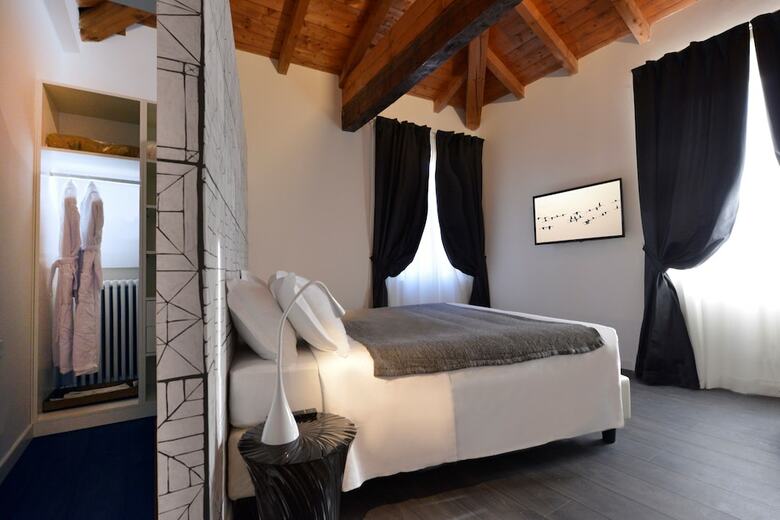 Al Cappello Rosso Suite Apartments