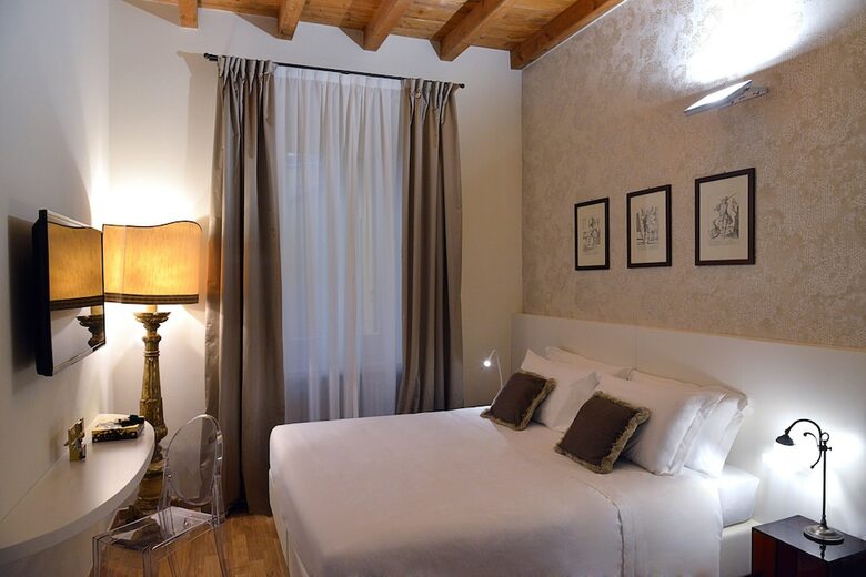 Al Cappello Rosso Suite Apartments