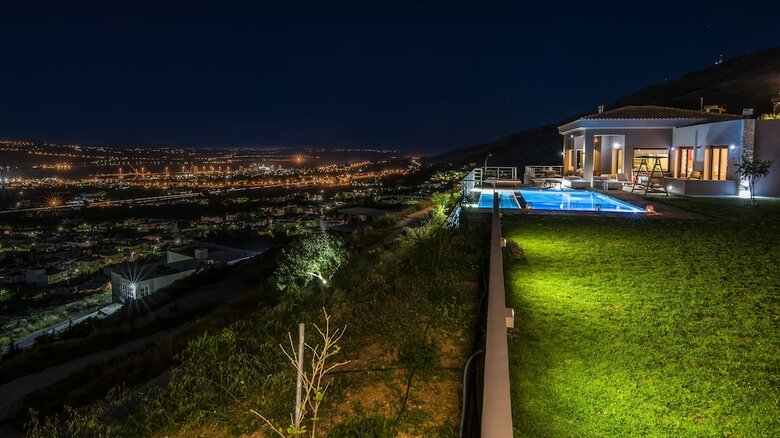 Villa Kedria With Heated Pool