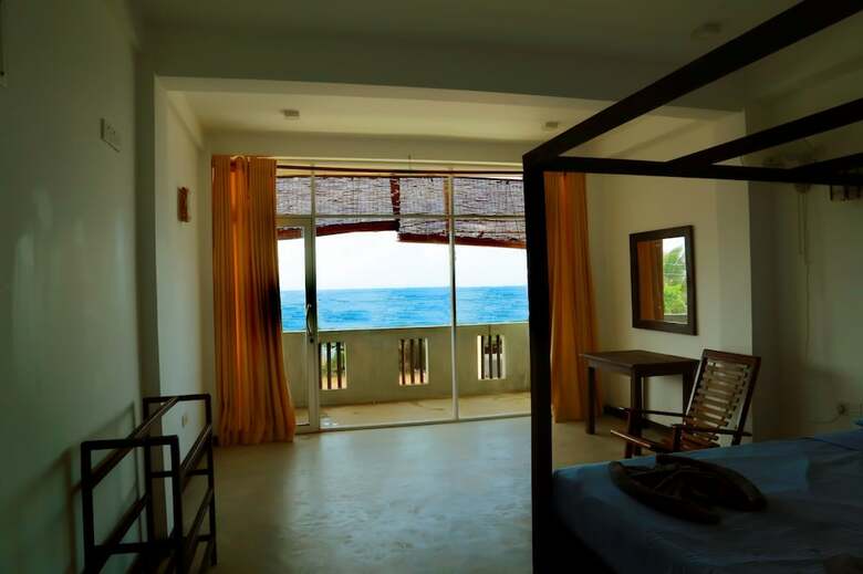 Hotel The Surflanaka Resort