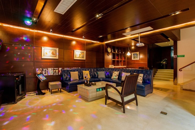 Deluxe Villa In Mingyue Mountain And Stream