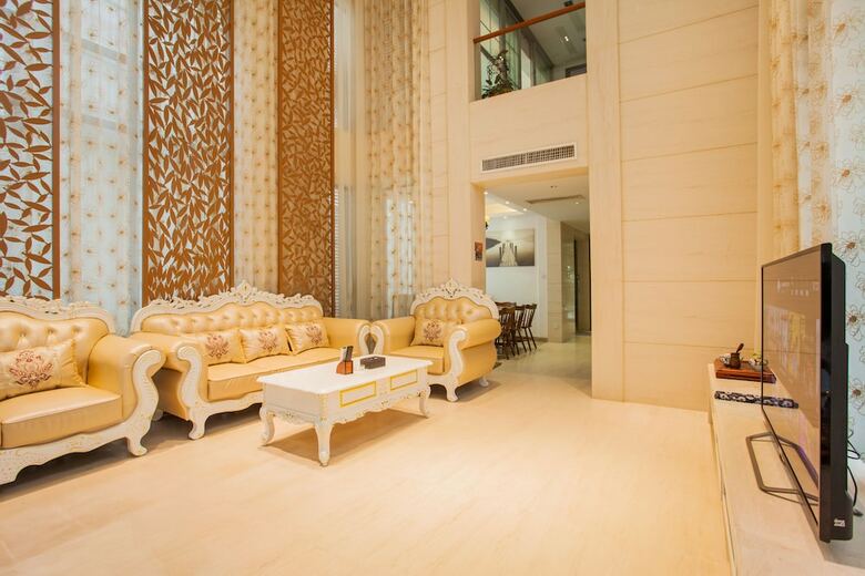 Deluxe Villa In Mingyue Mountain And Stream