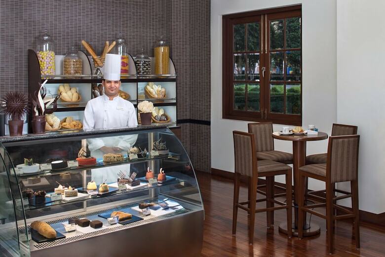 Hotel Dlf Club 5