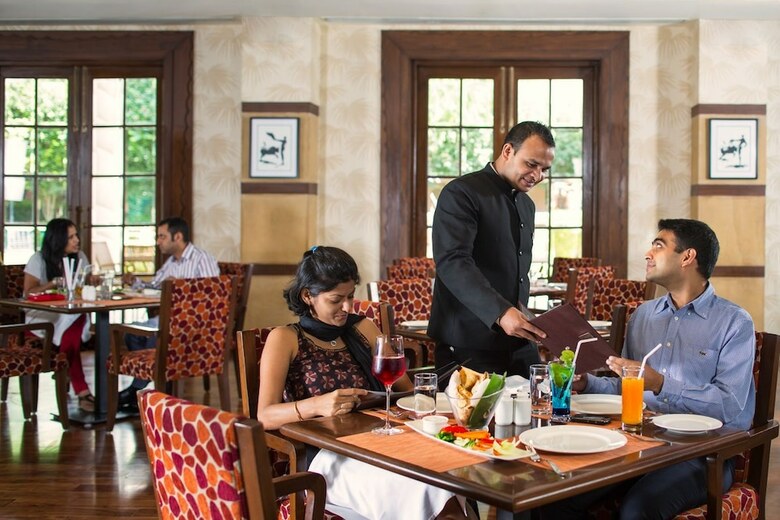 Hotel Dlf Club 5