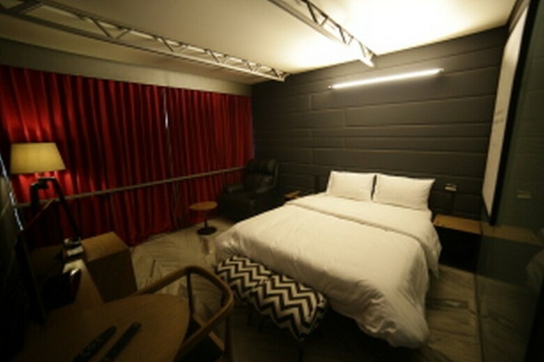 Hotel Maxfort Sikandarpur Metro