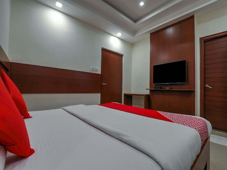 Oyo 16857 Hotel Jp Plaza