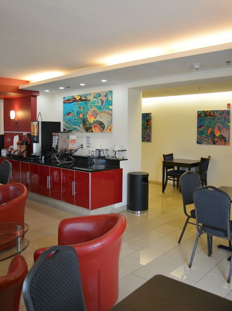 Hotel Days Inn & Suites By Wyndham Milwaukee