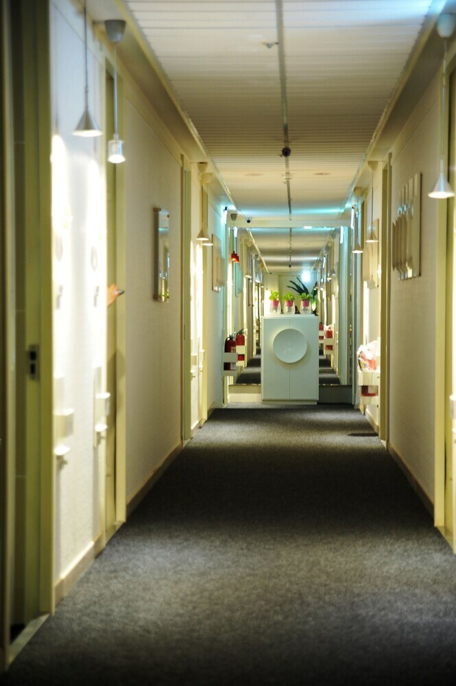 Ejia Hotel & Service Apartment