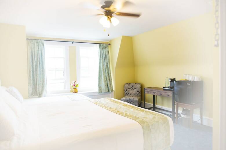 Bed & Breakfast 1 West Inn Waterfront