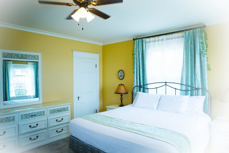 Bed & Breakfast 1 West Inn Waterfront
