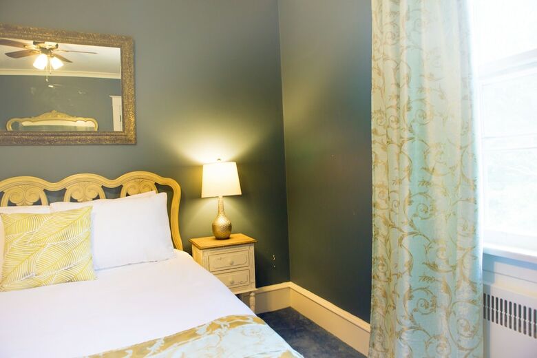 Bed & Breakfast 1 West Inn Waterfront