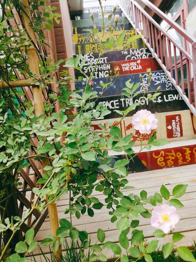 Hotel Beijing Encounter Garden