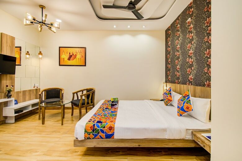 Fabhotel Royal Palace