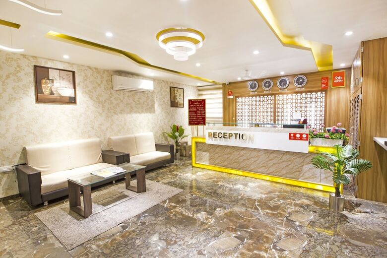 Fabhotel Royal Palace