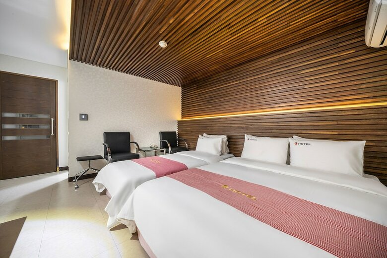 Q Hotel