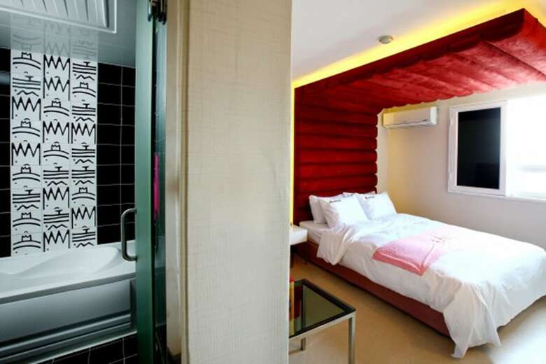 Q Hotel