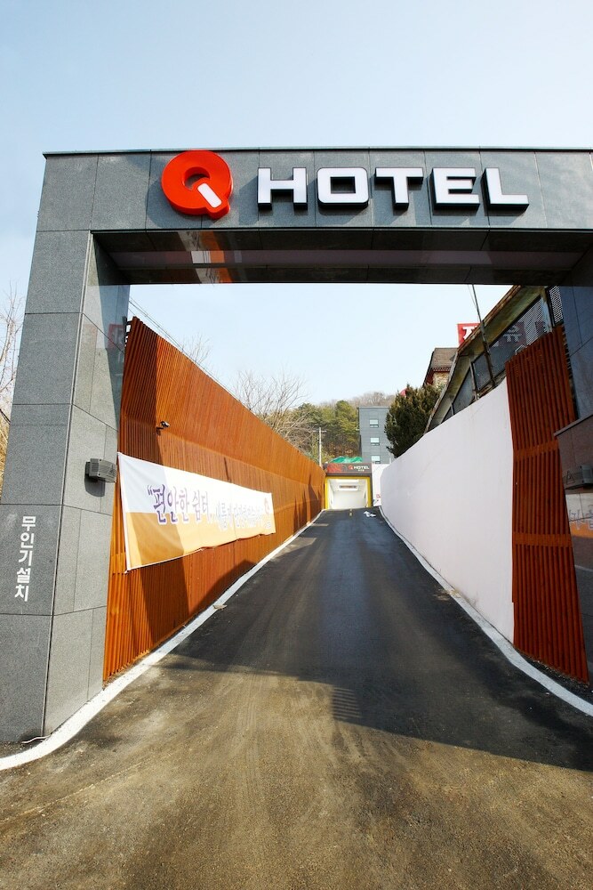 Q Hotel