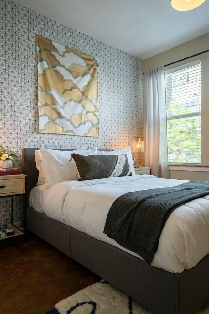 Charming Downtown 3br/2.5ba Home W/ Deck By Domio